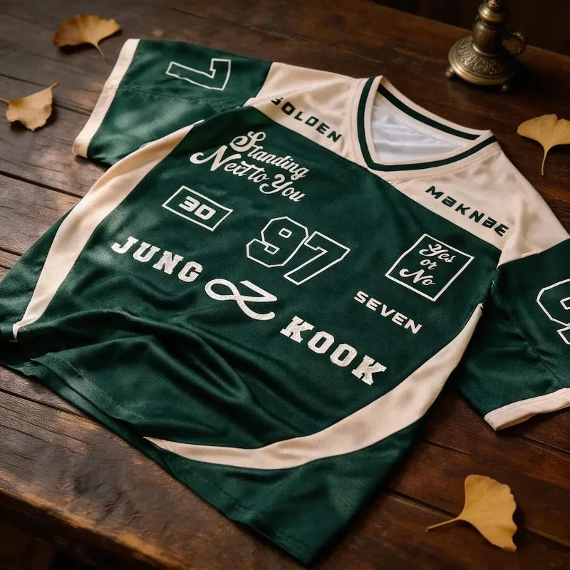 BTS Jungkook 97 — Camiseta Estilo Jersey Unisex Golden Album (Verde / Beige)