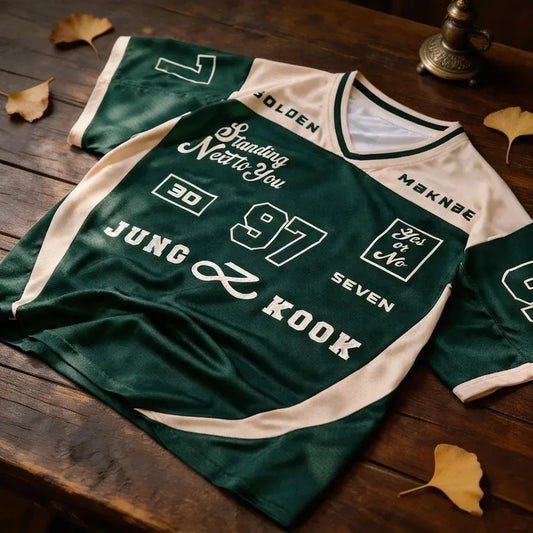 BTS Jungkook 97 — Camiseta Estilo Jersey Unisex Golden Album (Verde / Beige)